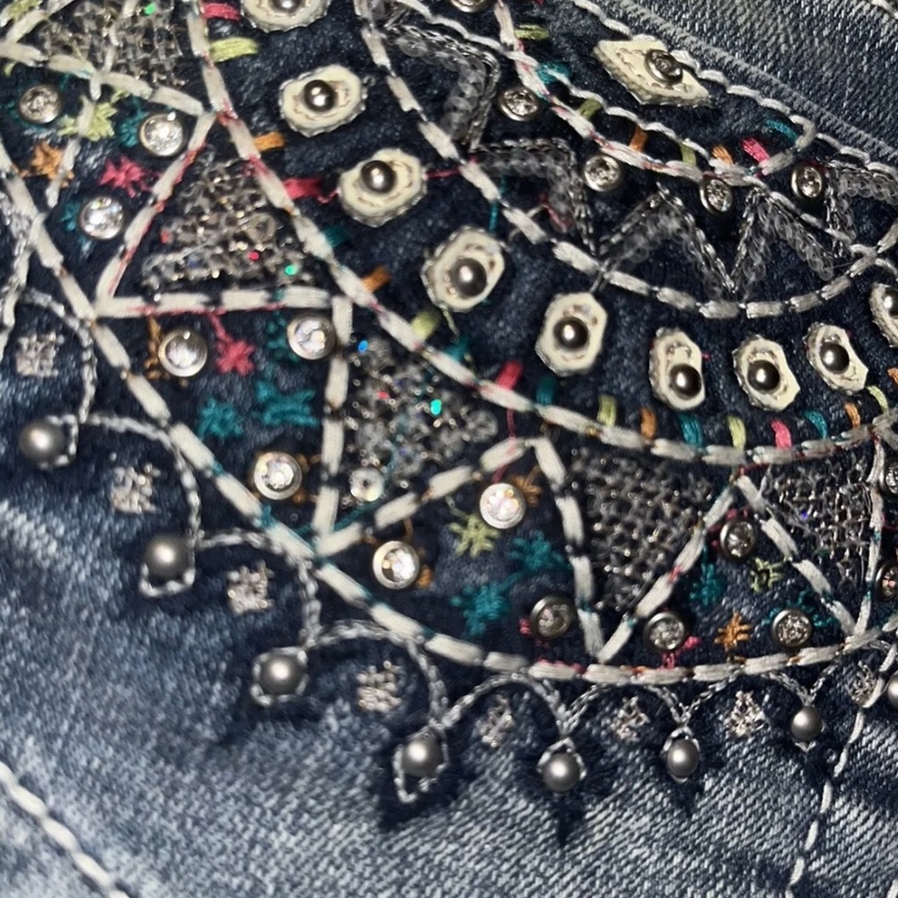Miss Me Mid Rise Shorts Womens 24 Faded
Denim w/Rhinestones & Studs NWT FAB!!